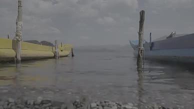 泸沽湖湖景小船高山云朵延迟视频视频的预览图